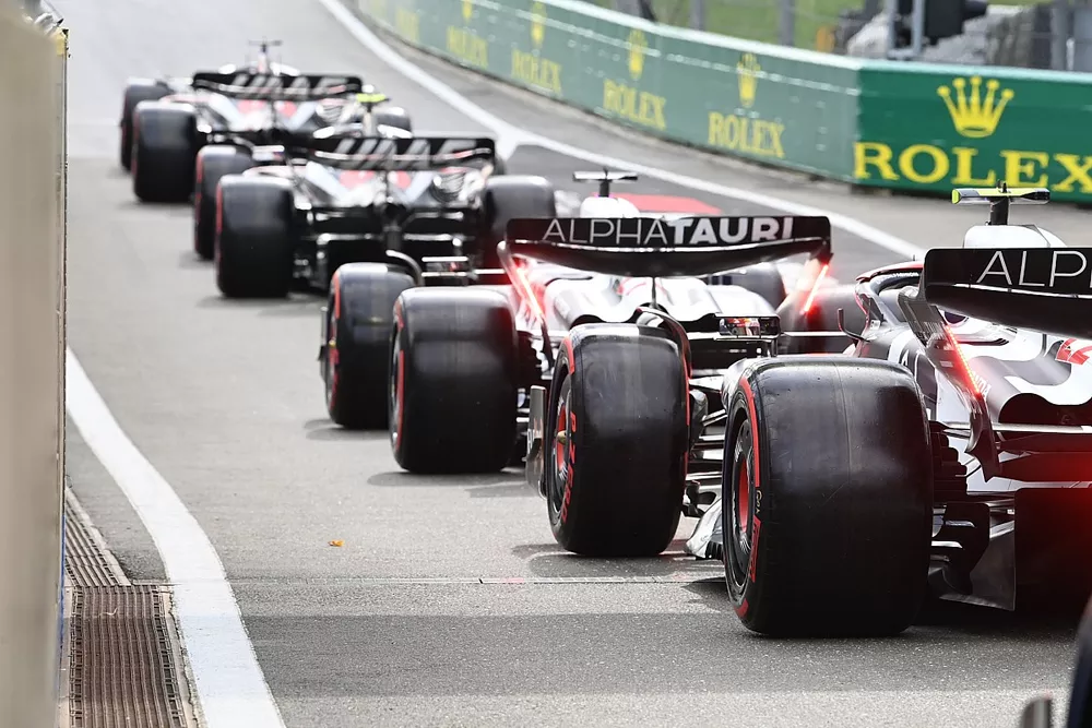 Kevin Magnussen, Haas VF-23, Nico Hulkenberg, Haas VF-23, Nyck de Vries, AlphaTauri AT04, Yuki Tsunoda, AlphaTauri AT04, out of the pits