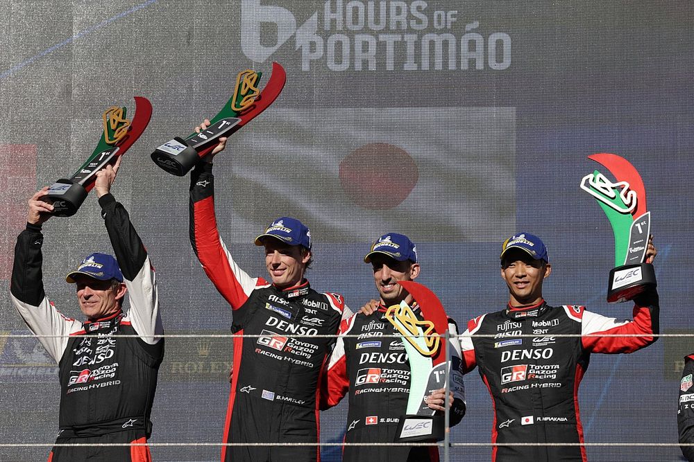 Podio: Ganador de la carrera #8 Toyota Gazoo Racing Toyota GR010 - Hybrid: Sébastien Buemi, Brendon Hartley, Ryo Hirakawa