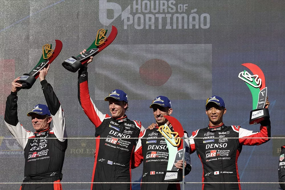 Podio: Ganador de la carrera #8 Toyota Gazoo Racing Toyota GR010 - Hybrid: Sébastien Buemi, Brendon Hartley, Ryo Hirakawa