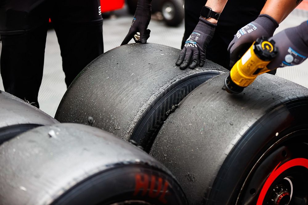 Un técnico de Pirelli trabaja en unos neumáticos