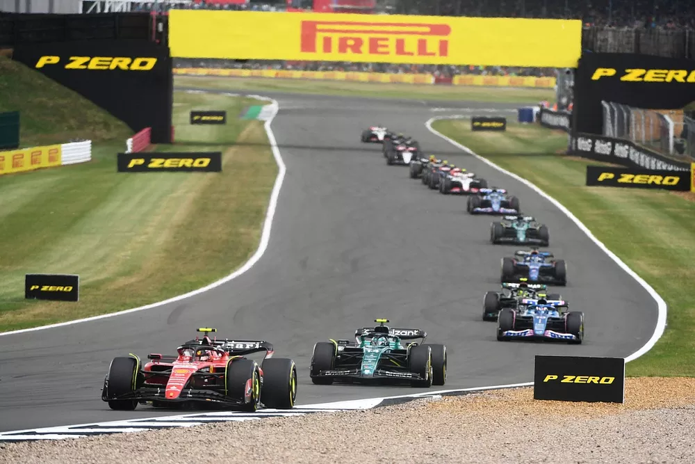 Carlos Sainz, Ferrari SF-23, Fernando Alonso, Aston Martin AMR23, Pierre Gasly, Alpine A523