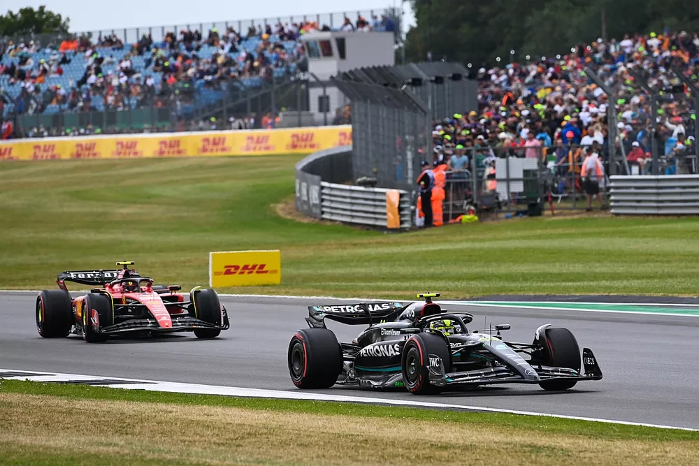 Lewis Hamilton, Mercedes F1 W14, Carlos Sainz, Ferrari SF-23