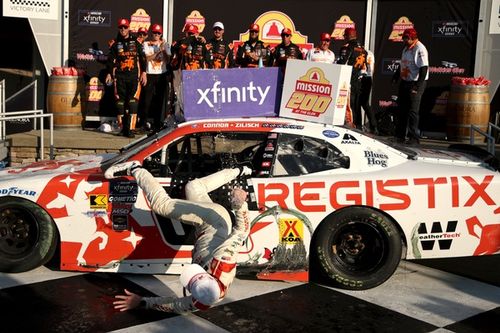 NASCAR: Após cair do carro durante comemoração, Zilisch passa por cirurgia na clavícula