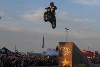 R&eacute;cord mundial de salto con una Harley-Davidson (v&iacute;deo)