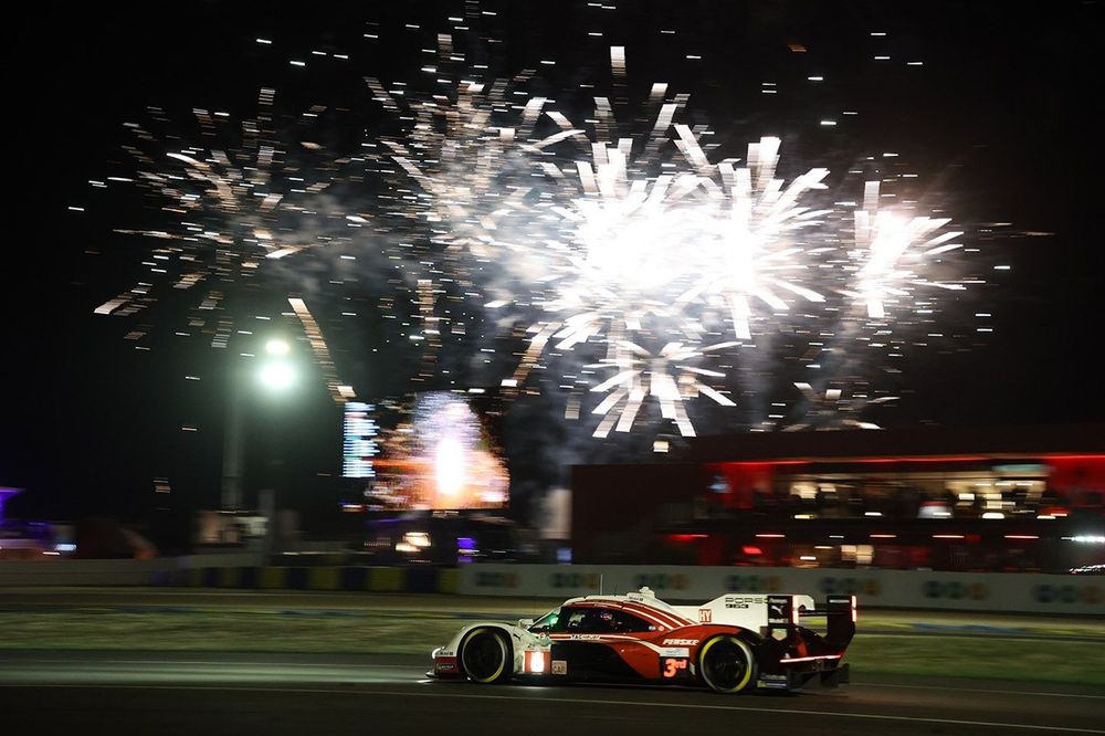 ポルシェ、トヨタ、フェラーリの三つ巴！ SC出動でその差が接近｜ル