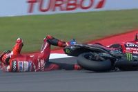 Vídeo: Bezzecchi se lleva por delante a Márquez en Mandalika