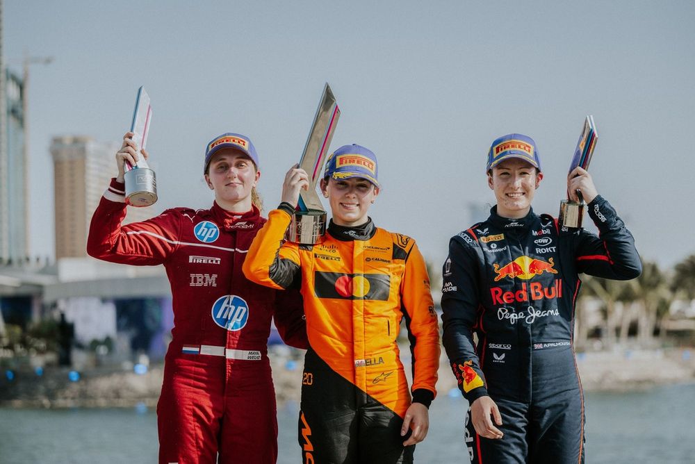 Podio: la ganadora Ella Lloyd, Rodin Motorsport, segunda Maya Weug, MP Motorsport, tercera Alisha Palmowski, Campos Racing