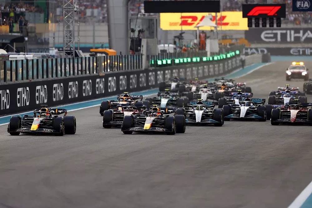 Max Verstappen, Red Bull Racing RB18, Sergio Perez, Red Bull Racing RB18, Lewis Hamilton, Mercedes W13, Charles Leclerc, Ferrari F1-75, George Russell, Mercedes W13, Carlos Sainz, Ferrari F1-75, en de rest na de start