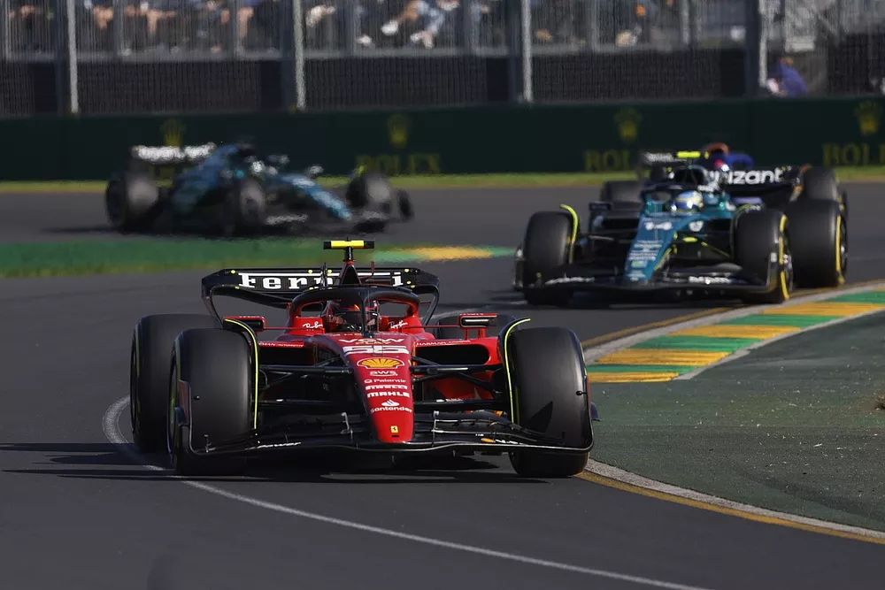 Carlos Sainz, Ferrari SF-23, Fernando Alonso, Aston Martin AMR23