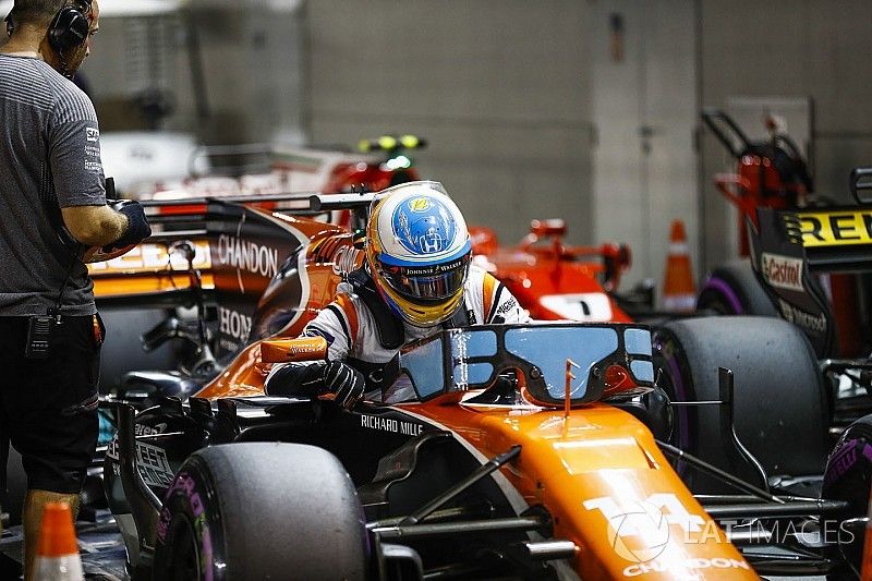 Fernando Alonso, McLaren, sale de su coche en Parc Ferme