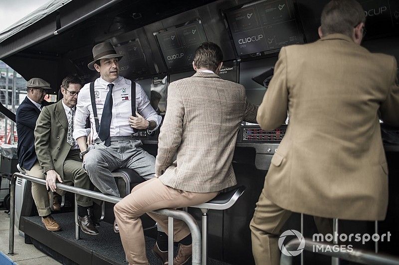 Toto Wolff, Director Ejecutivo (Negocios), Mercedes AMG y el equipo de Mercedes en la pared del pozo, en trajes de estilo de los a&ntilde;os 50