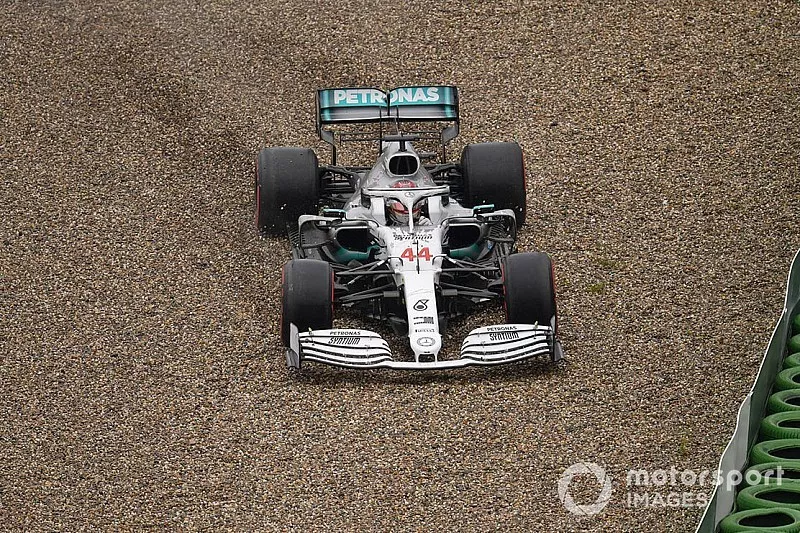Lewis Hamilton, Mercedes AMG F1 W10, sort de piste