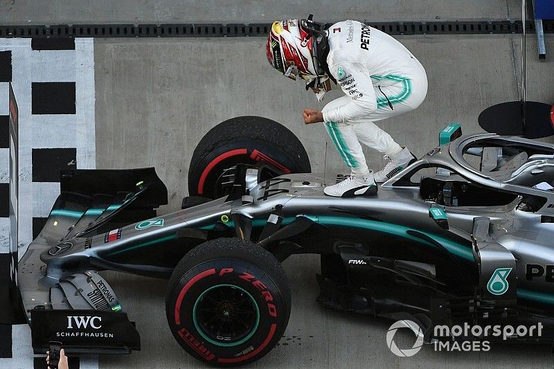 Ganador de la carrera Lewis Hamilton, Mercedes AMG F1 W10, celebra en Parc Ferme