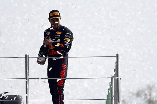 López Obrador felicita a "Checo" Pérez por su podio en el GP de México