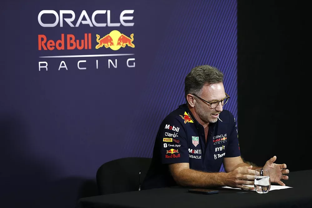 Christian Horner, team principal de Red Bull Racing, en conférence de presse suite aux déclarations de la FIA concernant le dépassement de  budget