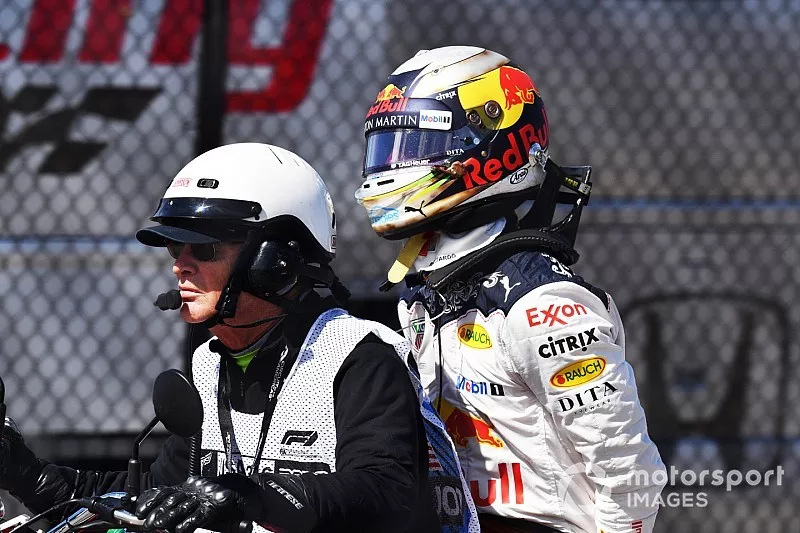 Daniel Ricciardo, Red Bull Racingen la parte trasera de una moto despu&eacute;s de retirarse