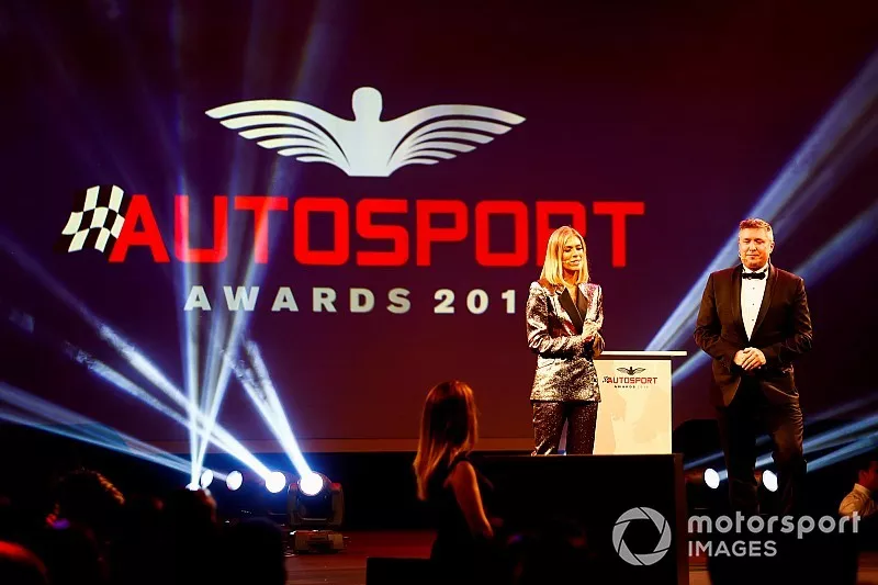 I presentatori Nicki Shields e David Croft, sul palco