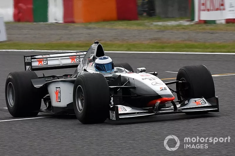Mika Hakkinen, McLaren MP4-13 bij de Legends F1 30th Anniversary Lap Demonstration