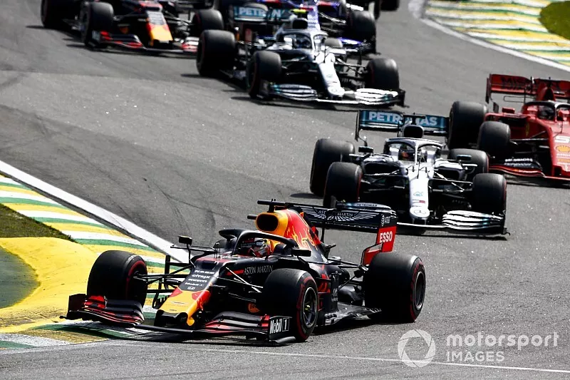 Max Verstappen, Red Bull Racing RB15, Lewis Hamilton, Mercedes AMG F1 W10, Charles Leclerc, Ferrari SF90, y el resto a trav&eacute;s de las primeras curvas