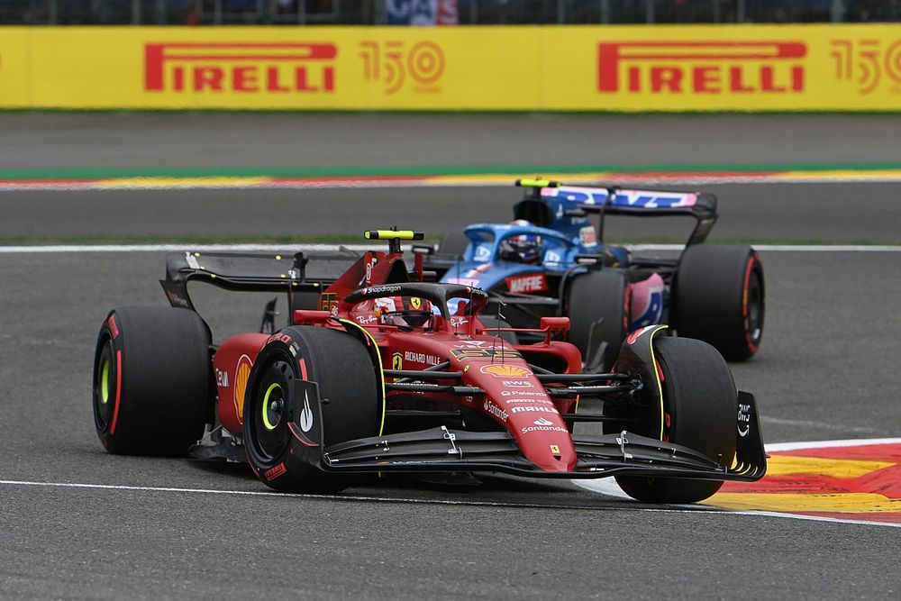 Carlos Sainz, Ferrari F1-75, Esteban Ocon, Alpine A522