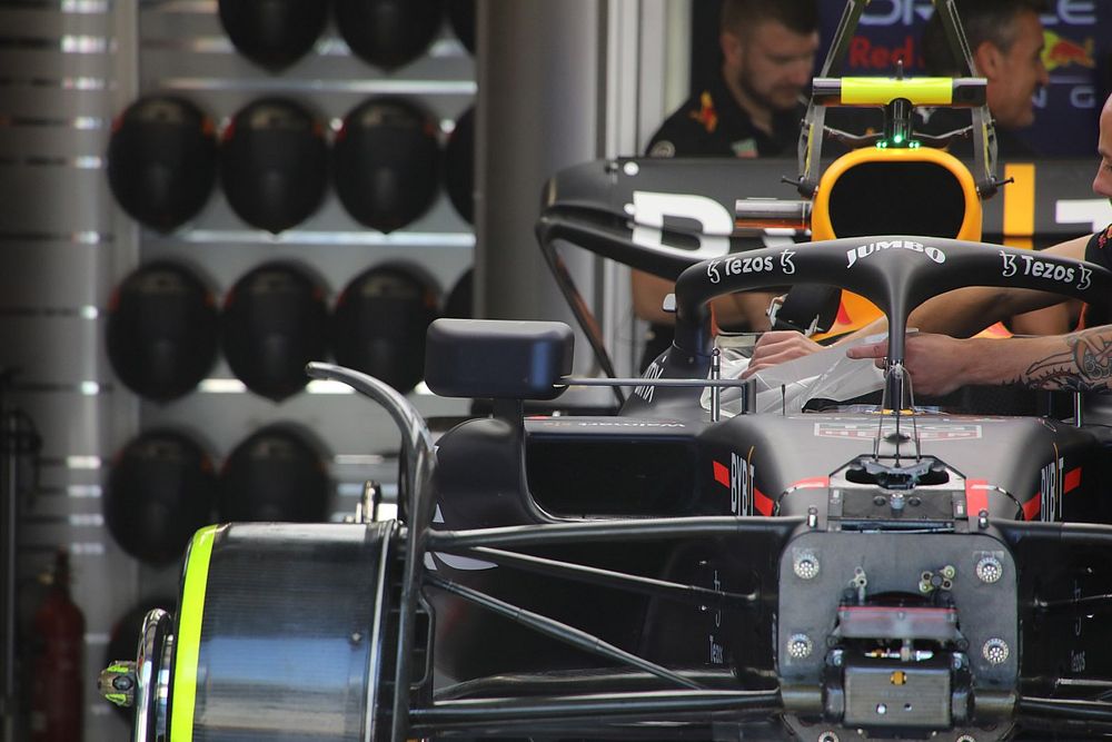 Detalle del espejo del Red Bull Racing RB18