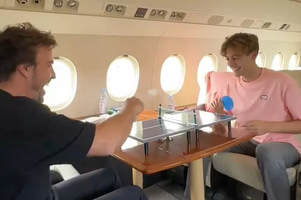 Fernando Alonso y George Russell jugando al ping pong