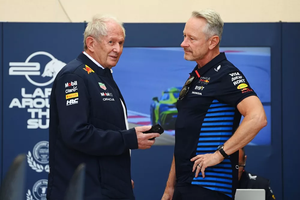 Helmut Marko, consultor de Red Bull Racing, con Jonathan Wheatley, Team Manager de Red Bull Racing
