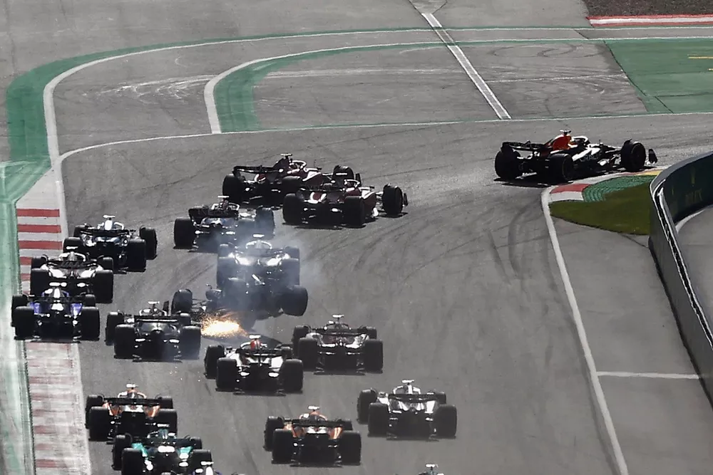 Max Verstappen, Red Bull Racing RB18, Charles Leclerc, Ferrari F1-75, Carlos Sainz, Ferrari F1-75, George Russell, Mercedes W13, the rest of the field at the start of the Sprint race