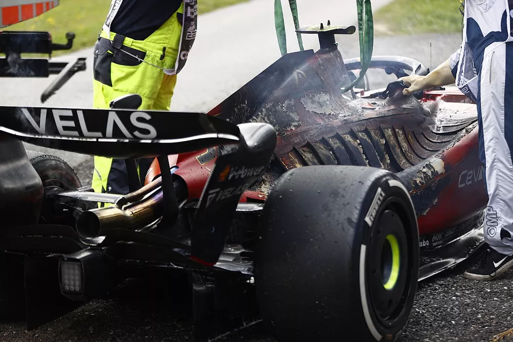 El coche quemado de Carlos Sainz, Ferrari F1-75, tras un incendio que provoca su retirada