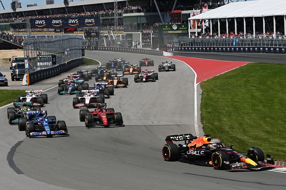 Max Verstappen, Red Bull Racing RB18, Fernando Alonso, Alpine A522, Carlos Sainz, Ferrari F1-75, Lewis Hamilton, Mercedes W13, Kevin Magnussen, Haas VF-22, the rest of the field at the start