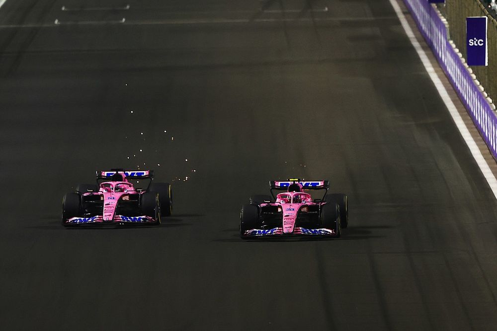 Fernando Alonso, Alpine A522, battles with Esteban Ocon, Alpine A522