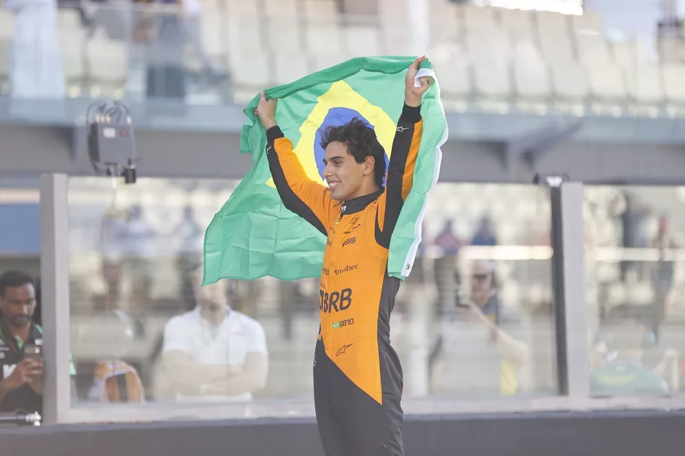 Gabriel Bortoleto, Invicta Racing, festeggia dopo la vittoria del campionato