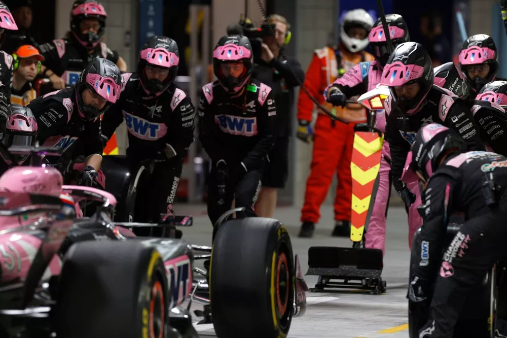 Arrêt au stand d'Esteban Ocon, Alpine A524