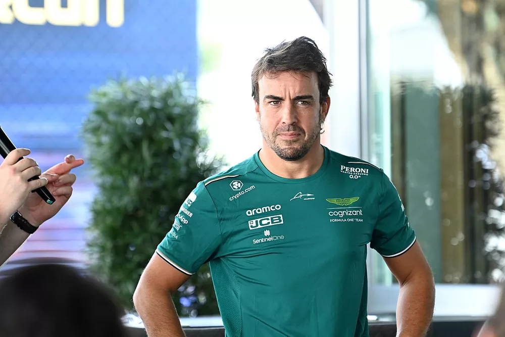 Fernando Alonso, Aston Martin F1 Team, fuori dal motorhome Aston Martin