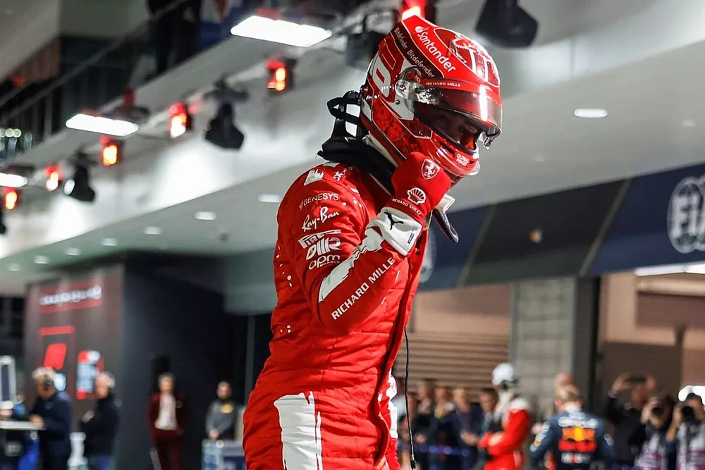 Le poleman Charles Leclerc, Scuderia Ferrari, dans le parc ferm&eacute;
