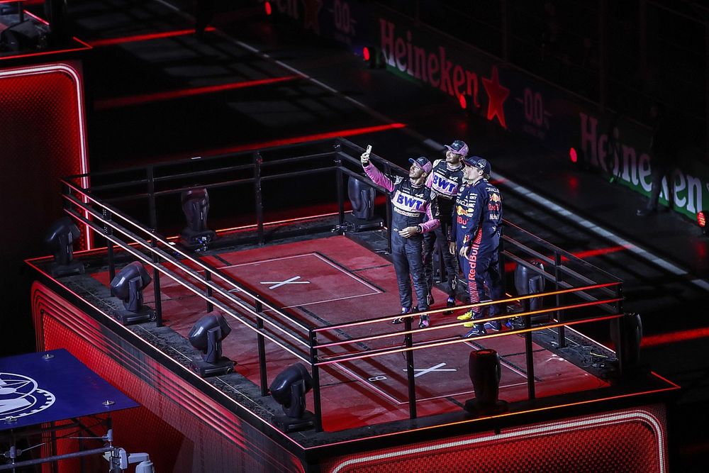 Pierre Gasly, Alpine F1 Team, Esteban Ocon, Alpine F1 Team, Sergio Perez, Red Bull Racing, Max Verstappen, Red Bull Racing, prennent un selfie