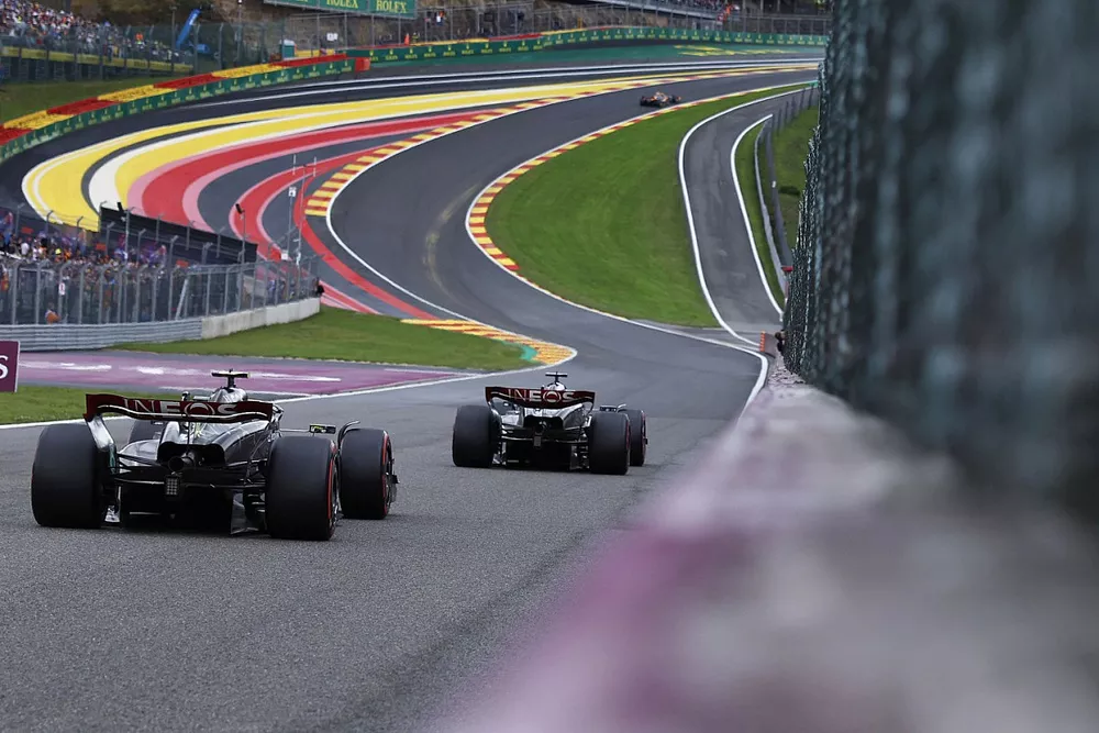 George Russell, Mercedes F1 W14, Lewis Hamilton, Mercedes F1 W14