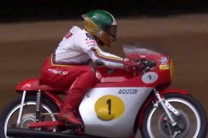V&iacute;deo: Agostini pilota con 82 a&ntilde;os la MV Augusta de 1972 en Goodwood