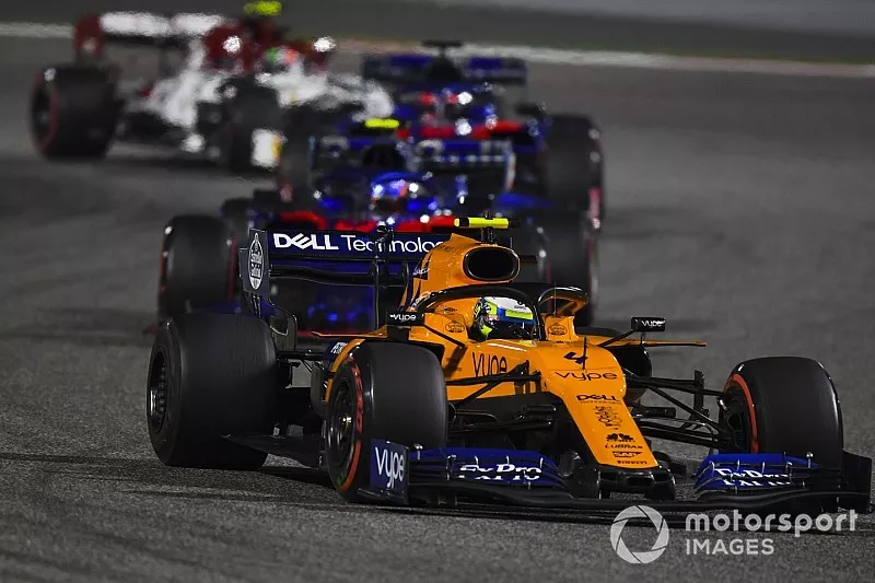 Lando Norris, McLaren MCL34, devant Alexander Albon, Toro Rosso STR14, et Daniil Kvyat, Toro Rosso STR14