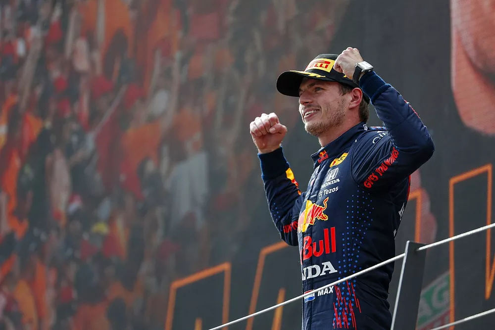 Max Verstappen, Red Bull Racing, célèbre sa victoire sur le podium