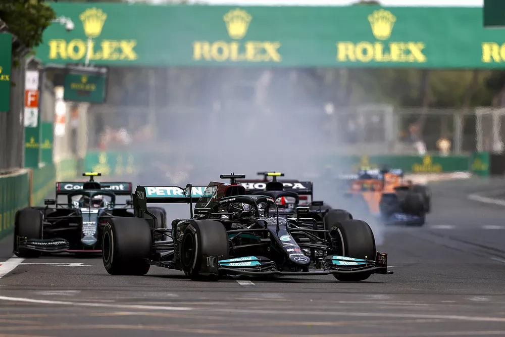 Lewis Hamilton, Mercedes W12, Sebastian Vettel, Aston Martin AMR21
