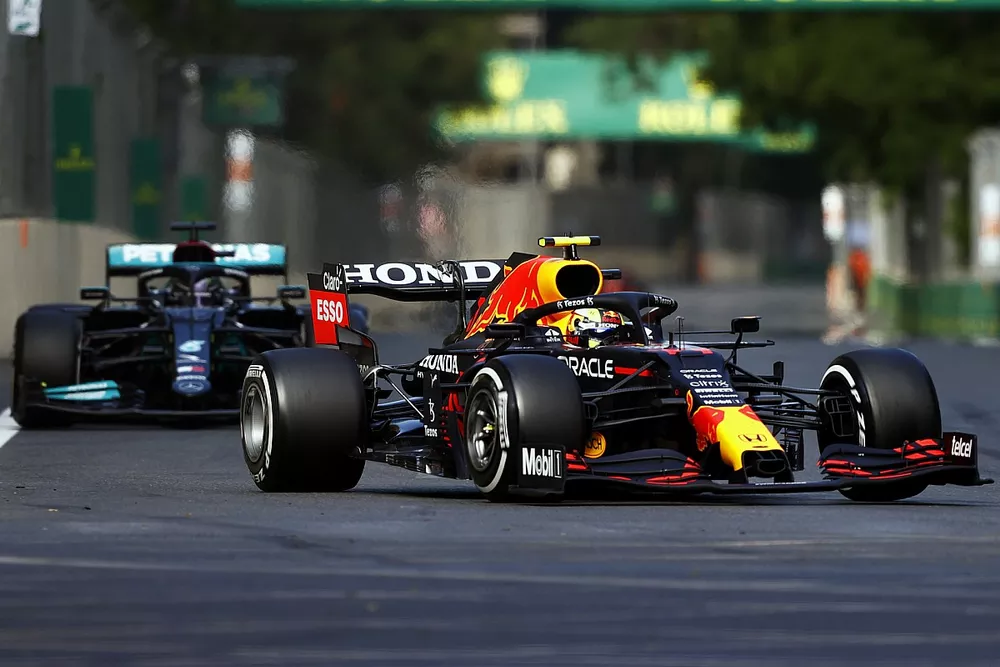 Sergio Perez, Red Bull Racing RB16B, Lewis Hamilton, Mercedes W12