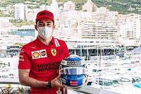 Leclerc rinde un homenaje con su casco en M&oacute;naco