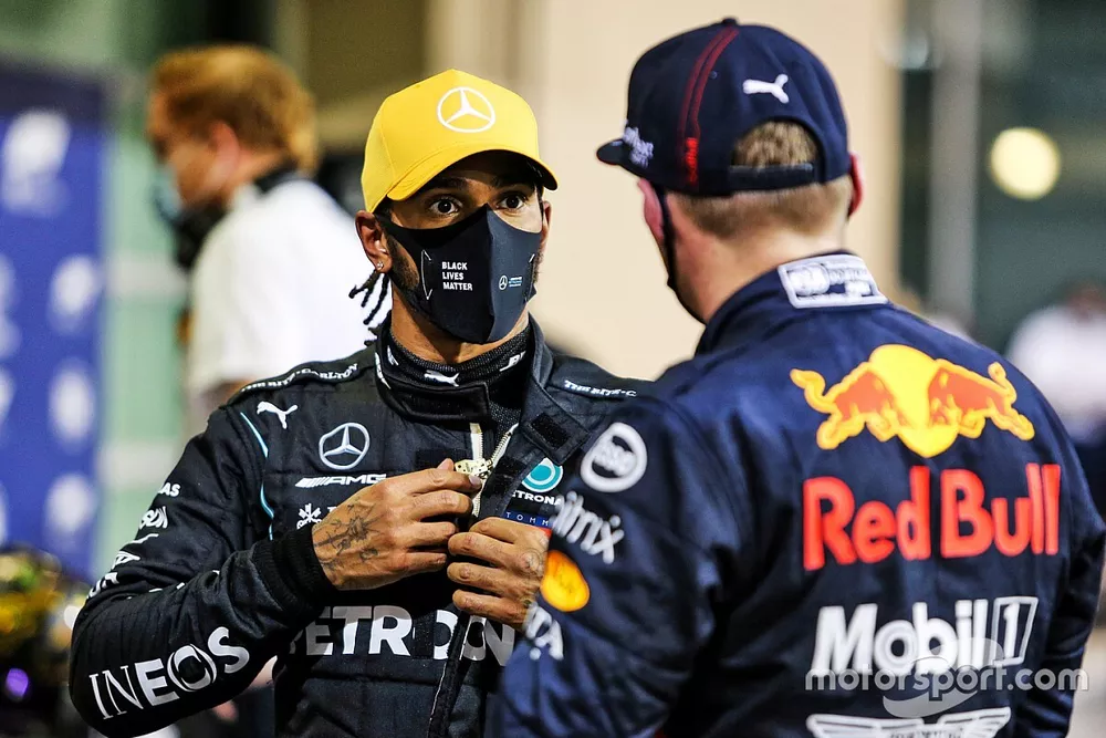 Lewis Hamilton, Mercedes-AMG F1, et le poleman Max Verstappen, Red Bull Racing, parlent dans la parc ferm&eacute;