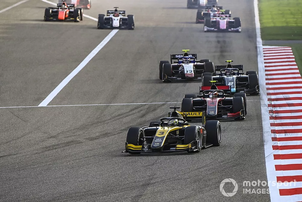 Guanyu Zhou, UNI-Virtuosi leads Callum Ilott, UNI-Virtuosi, Dan Ticktum, Dams and Pedro Piquet, Charouz Racing System 