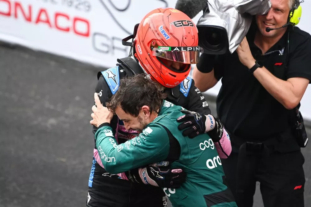 Esteban Ocon, Alpine F1 Team, 3&ordf; posici&oacute;n, celebra en Parc Ferme con Fernando Alonso, Aston Martin F1 Team, 2&ordf; posici&oacute;n
