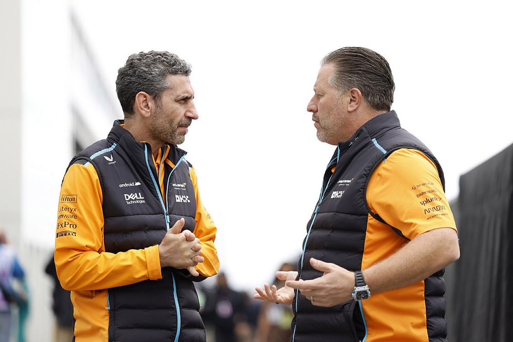 Andrea Stella, director de McLaren y Zak Brown, CEO de McLaren Racing, hablan antes de la carrera