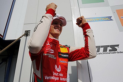 Elképesztő formában Mick Schumacher: már második a bajnokságban