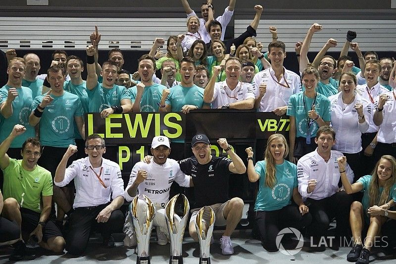 Ganador, Lewis Hamilton, Mercedes AMG F1, tercero, Valtteri Bottas, Mercedes AMG F1, celebran con el