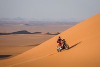 Sanders se fractura la clav&iacute;cula mientras lideraba el Dakar 2026